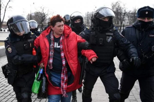 protestas contra la guerra en Rusia, varias personas arrestadas