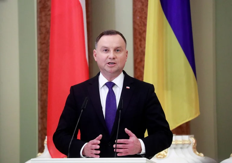 Le président de la Pologne s'alarme : Poutine peut utiliser des armes chimiques, il est dans une situation difficile.