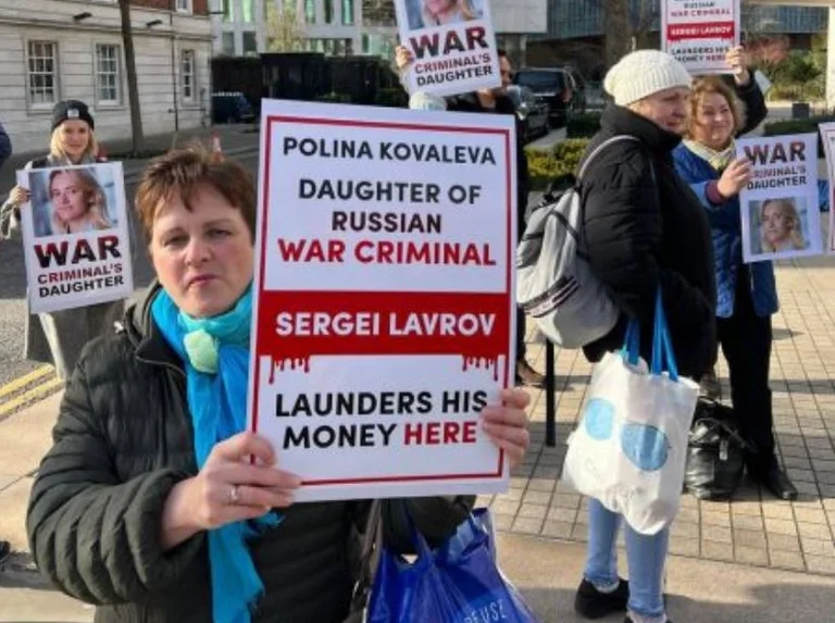 Proteste bei Lavrovs Tochtertür: Die Tochter eines Kriegsverbrechers lebt hier