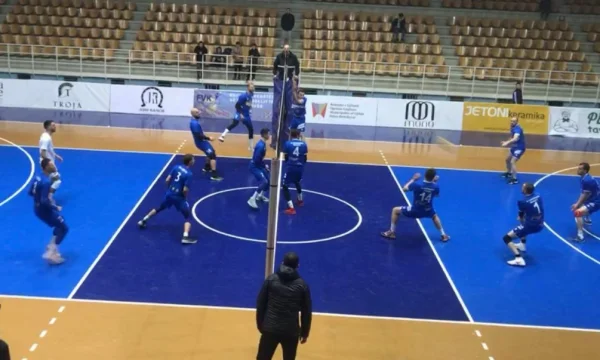 Es como si los dos equipos de Kosovo estuvieran jugando unos con otros fans similares.