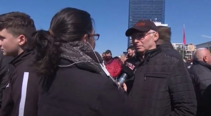 Le vieil homme pleure à la manifestation: On ne peut pas y arriver.