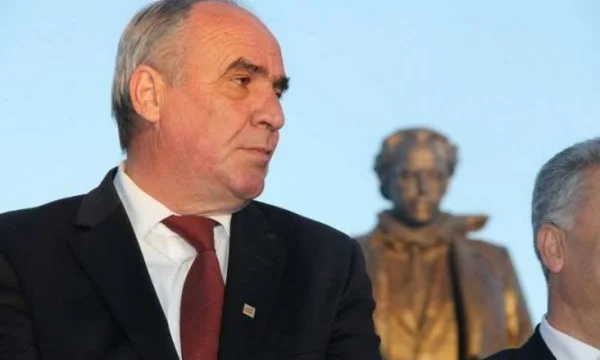 Hoy la antigua cabeza de Istog, Hakki Rugova, está enterrada