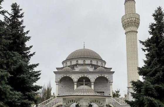 La Russie bombarde la mosquée en Ukraine, où plus de 80 personnes sont abritées