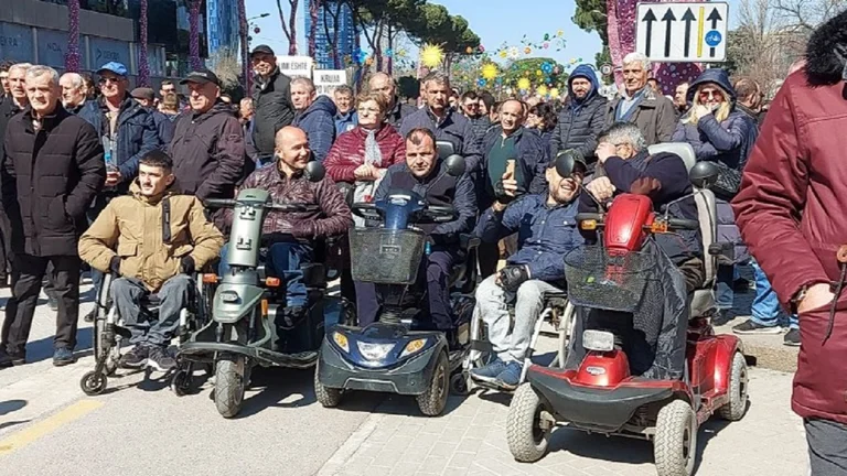 Selbst Behinderte treten heute in Albanien Protest ein