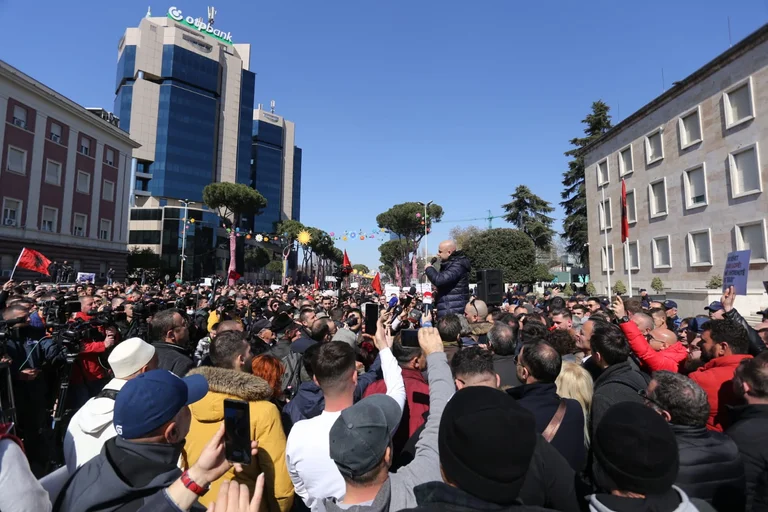 Cerrado después de tres horas y media de protestas contra las subidas de precios en Tirana