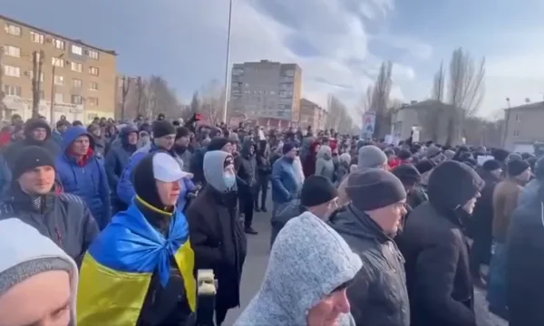 città controllata dalla Russia, residenti sulla strada alla ricerca di rilascio di presidente rapito