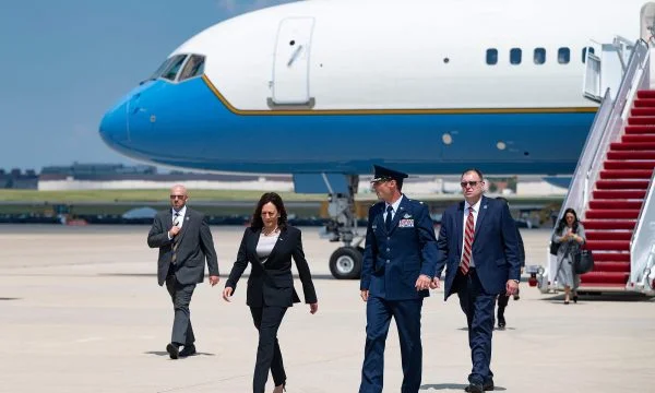Vicepresidente Harris después de Polonia viaja a Rumania