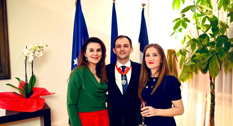 Mantener a Gashi es honrado por Macro por orden del Comandante de Honor