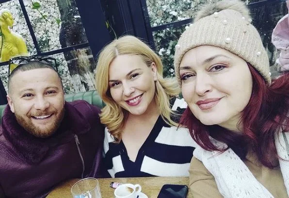 Eliza Hoxha del dúo PDK con el Lucical Son Jona Sopin?