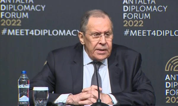Même après avoir rencontré Kubeban, Lavrov mentionne de nouveau le Kosovo