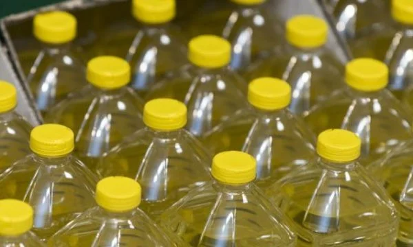 Ölpreise fliegen: Ab 1.60 gestern verkauft heute etwa 4 Euro ein Liter Öl.