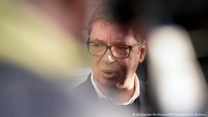 Quel jeu joue Vucic ?