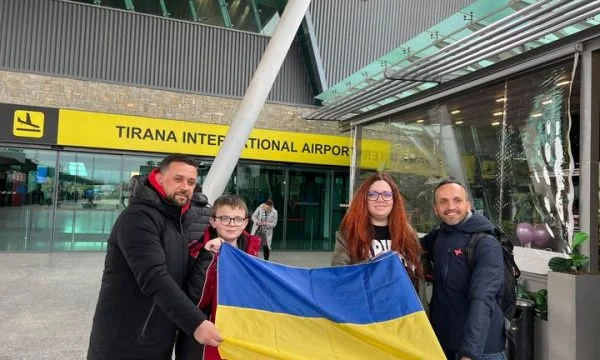 Un journaliste albanais amène sa mère, fils de 10 ans, à Tirana d'Ukraine