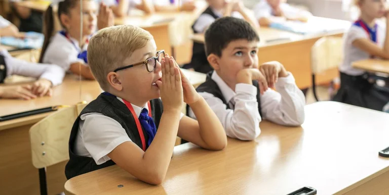 Großbritannien: Kinder russischer Oligarchen müssen aus öffentlichen Schulen vertrieben werden