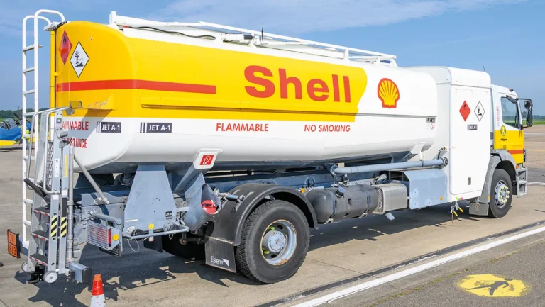 Et Shell Company frappe la Russie, achetant du pétrole et du gaz.