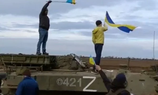 Brave cittadini della città russa stanno davanti ai soldati russi, sparano in aria