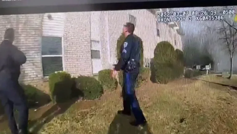 Dramatic view: Father throws the child at the rescuers after his residence is burned (VIDEO)
