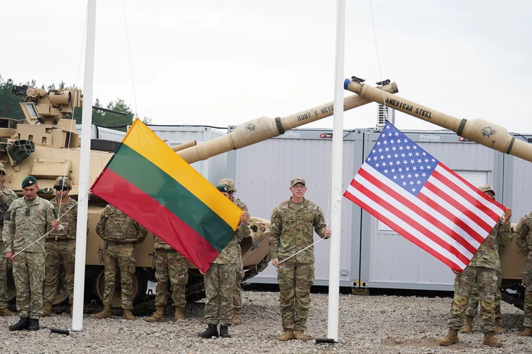 La presencia de Estados Unidos en Lituania aumenta, enviando 400 más tropas allí