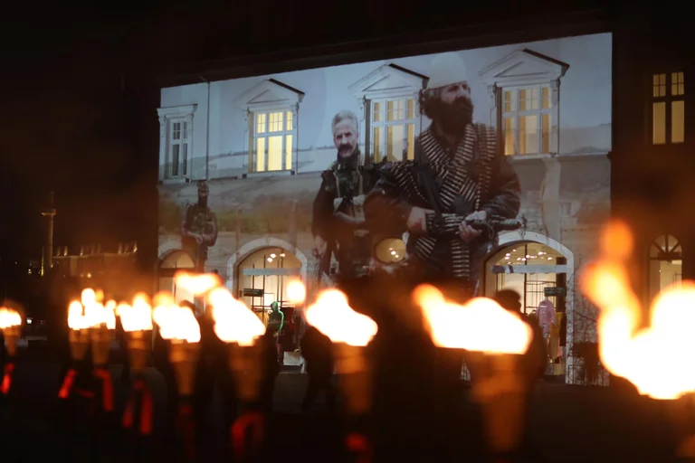 Rama: Allumer les fusées sur la place Skenderbeu