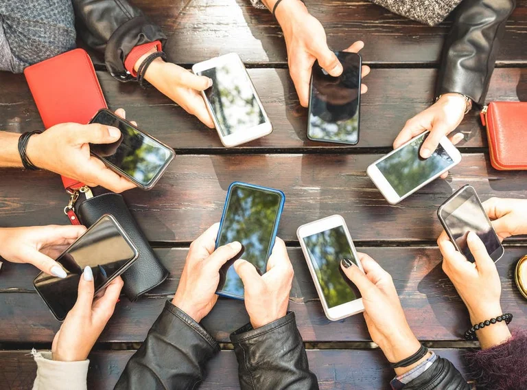 Çfarë i bëjnë trupit valët e telefonit?