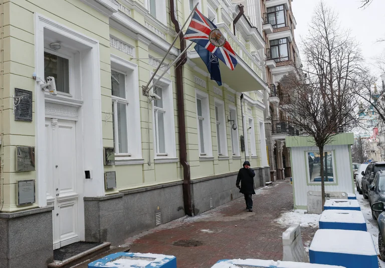 Britania nuk mund të ofrojë më asistencë konsullore personale në Ukrainë