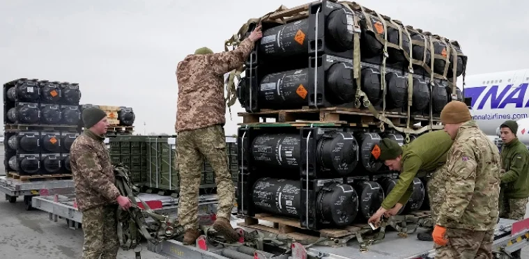 Ushtarët e Ukrainës shpaketojnë Javelinët dhe Stingerët: Arrijnë mijëra raketa të njohura për mbrojtje në tokë e në ajër