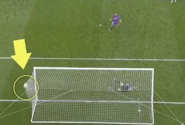 Zwei Türkeeper hätten in der Lage, diese Depay Strafe zu schneiden, saubere Perfektion.