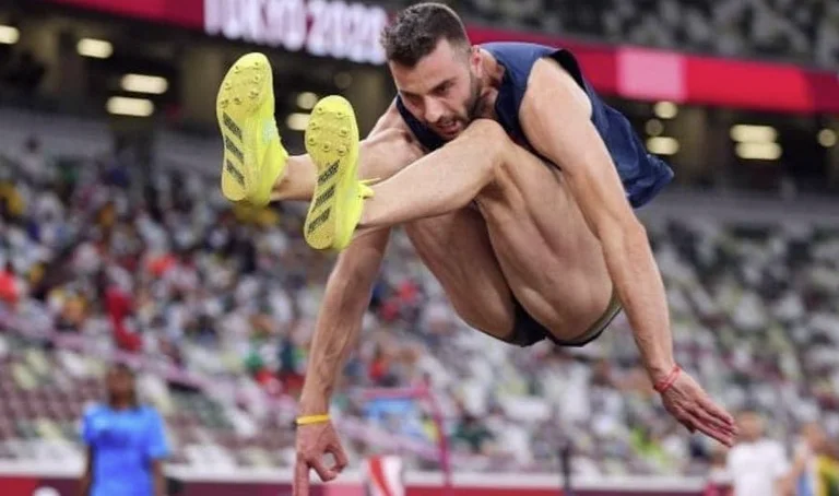 Nuk do ta besoni, por atleti shqiptar kërceu distancën 7.79 m dhe rrëmbeu medaljen e artë