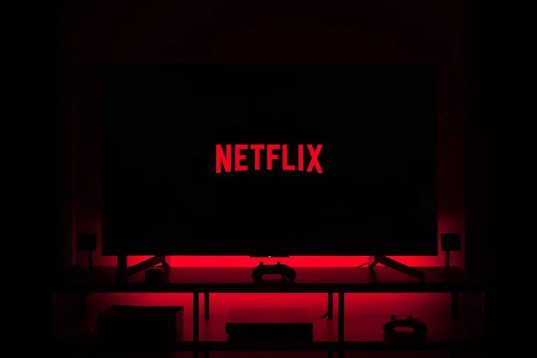Edhe Netflix dhe PwC largohen nga Rusia