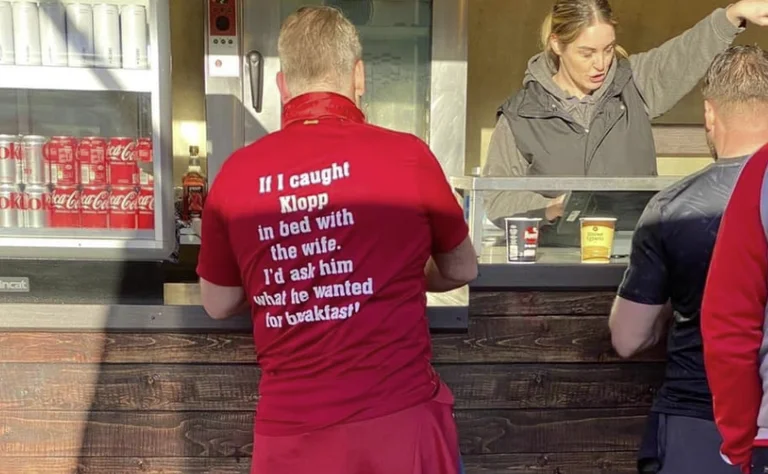 Tifozi i ‘çmendur’ i Liverpoolit: Nëse e zë gruan time me Klopp në shtrat, do e pyesja se çfarë dëshiron për mëngjes
