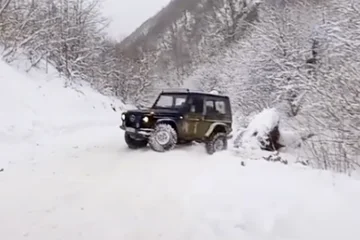 Kosovar milagrosamente salva de caer en el abismo, el coche se desliza en la nieve