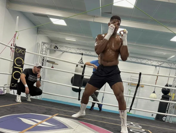 Joshua na prezanton trajnerin ‘përbindësh’, që i jep ushtrime ekstreme boksierit britanik
