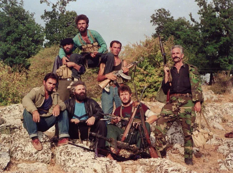 Analisti publikon fotografinë e Adem e Hamëz Jasharit me bashkëluftarë: “Këta kanë qenë Zelenskat e Kosovës, veç atëherë s’ka pas Twitter e Facebook”