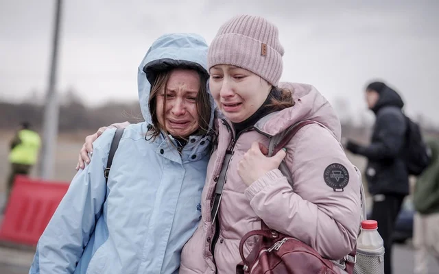 “Nuk e kisha lënë kurrë Ukrainën”, refugjatët në kërkim të familjarëve dhe miqve jashtë vendit