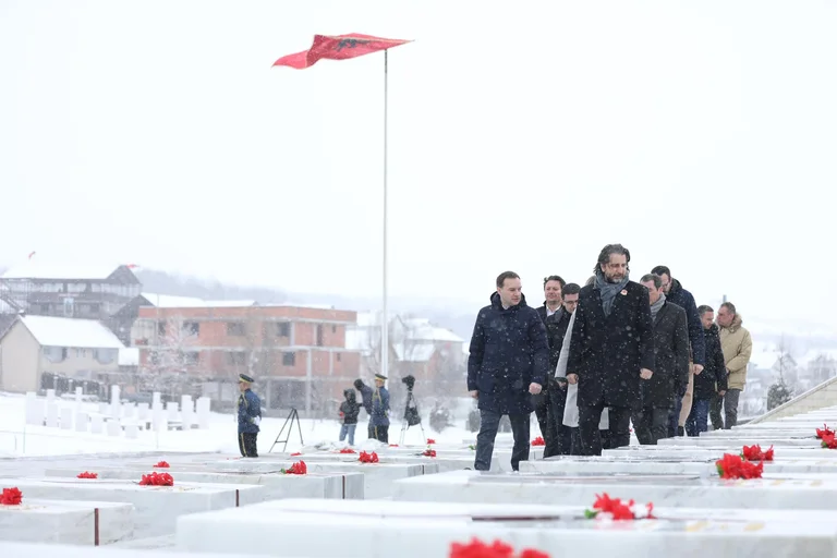 Rama: Me homazhe nderuam dëshmorët që u sakrifikuan për lirinë që vendi ynë gëzon sot