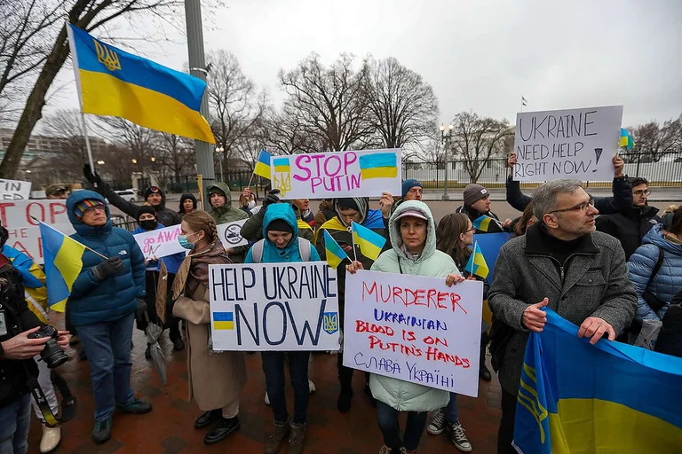 Pesë të plagosur në protestën kundër pushtimit rus në Nova Kakhovka të Ukrainës