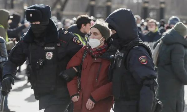 Putin arreston mijëra rusë që protestuan kundër luftës