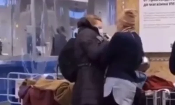 La célèbre marque suédoise, I KEA, quitte le marché russe, les consommateurs s'affrontent pour obtenir les derniers produits