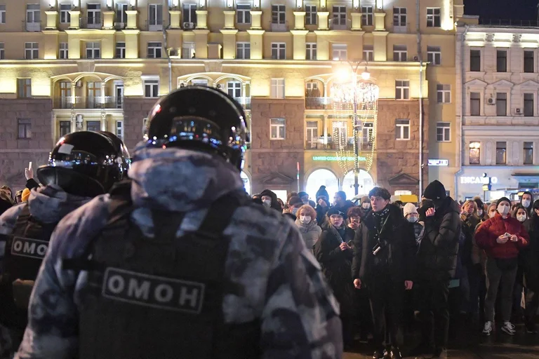 Pamje të rënda/ Përgjaket rusi St.Petersburg nga policia, po protestonte kundër luftës ndaj Ukrainës
