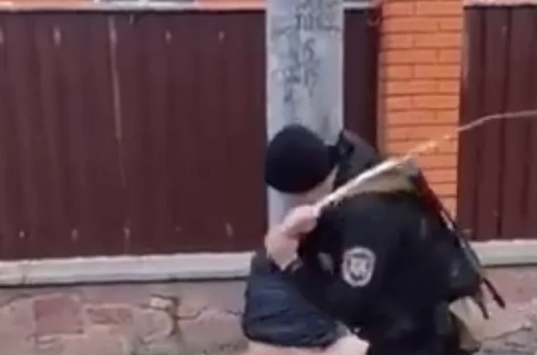Pamje të rënda/ Ja se si ndëshkohen grabitësit në Ukrainë