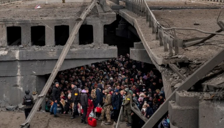 Vritet një familje gjatë evakuimit në Irpin të Ukrainës