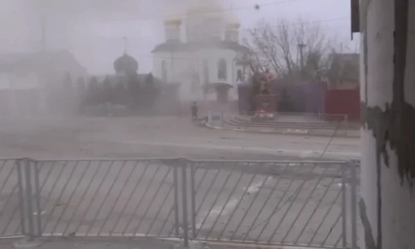 Momenti kur granatohet një qytet i Ukrainës (VIDEO)