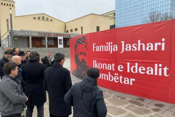 Në Prishtinë hapet instalacioni me fotografi dhe video që paraqesin historinë e lavdishme të familjes Jashari