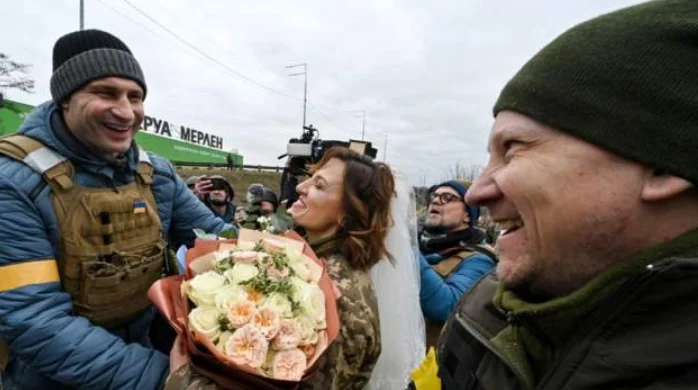 Ushtarët ukrainas martohen në kohë lufte (FOTO)