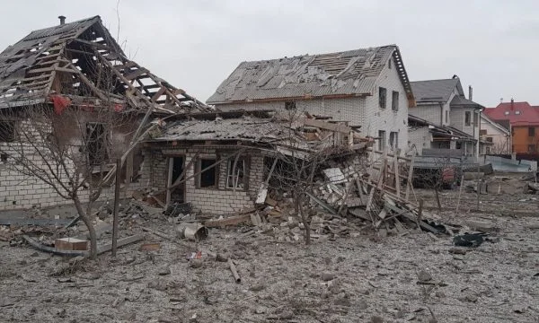 Trupat ruse sulmojnë shtëpitë në qytetin afër Kyivit, ka të vrarë