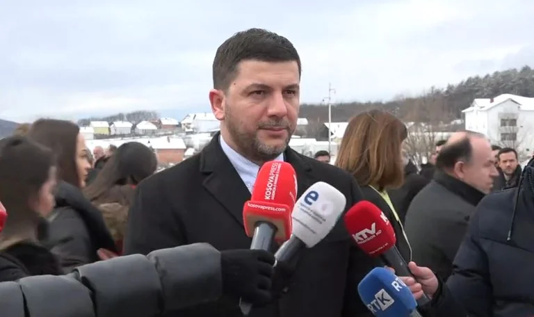 Krasniqi në Prekaz: Do donim të kemi pranë bashkëluftëtarët e Adem Jasharit – Thaçin, Veselin, Selimin e Krasniqin