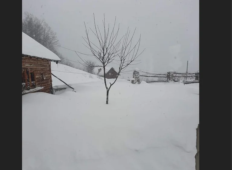 Mbi një metër borë bije në Rugovë
