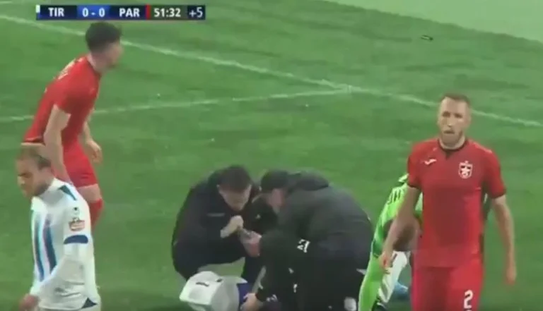 Derbi i zjarrtë Tirana – Partizani, del video kur futbollistit i pëlcet fishekzjarri te këmbët