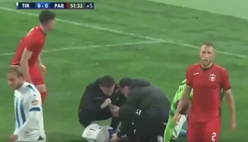 Tirana Fired Derby Partizan zeigt Video, wenn der Fußballspieler Feuerkugeln an seinen Füßen sprengt