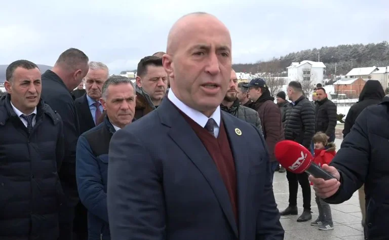 Haradinaj bën homazhe në Prekaz: Jemi në vendin e shenjtë të shqiptarëve